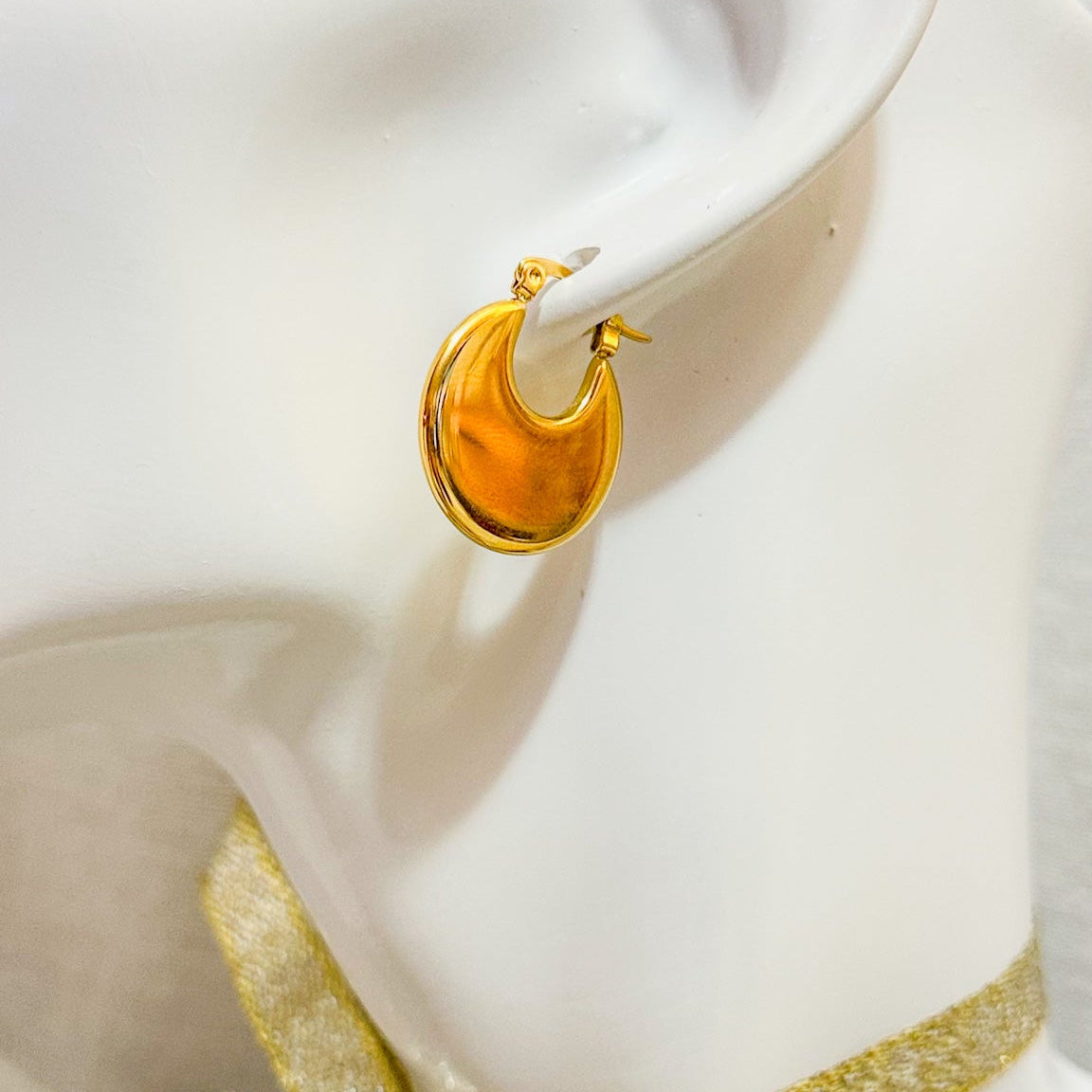 Awa Minimalist Hoops Earrings - 18K Gold Hoops - ORÂGE Jewelry